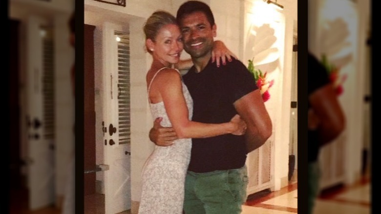 Kelly ripa and mark consuelos smiling