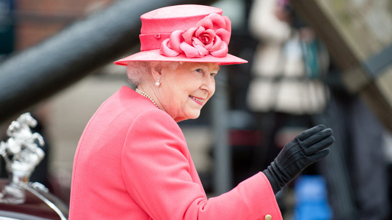 Queen Elizabeth wearing gloves