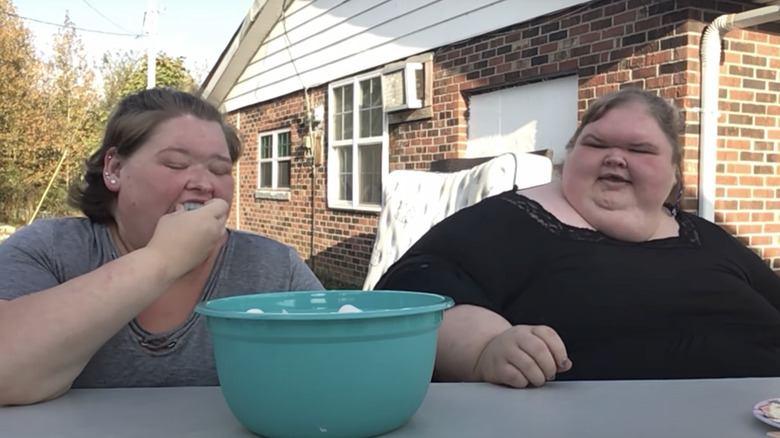 Tammy and Amy Slaton eating marshmallows