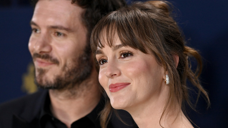 Adam Brody and Leighton Meester posing on the red carpet