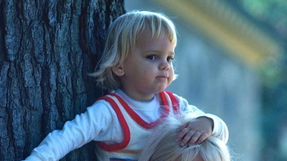 Anna Faris as a girl on her mother's shoulders