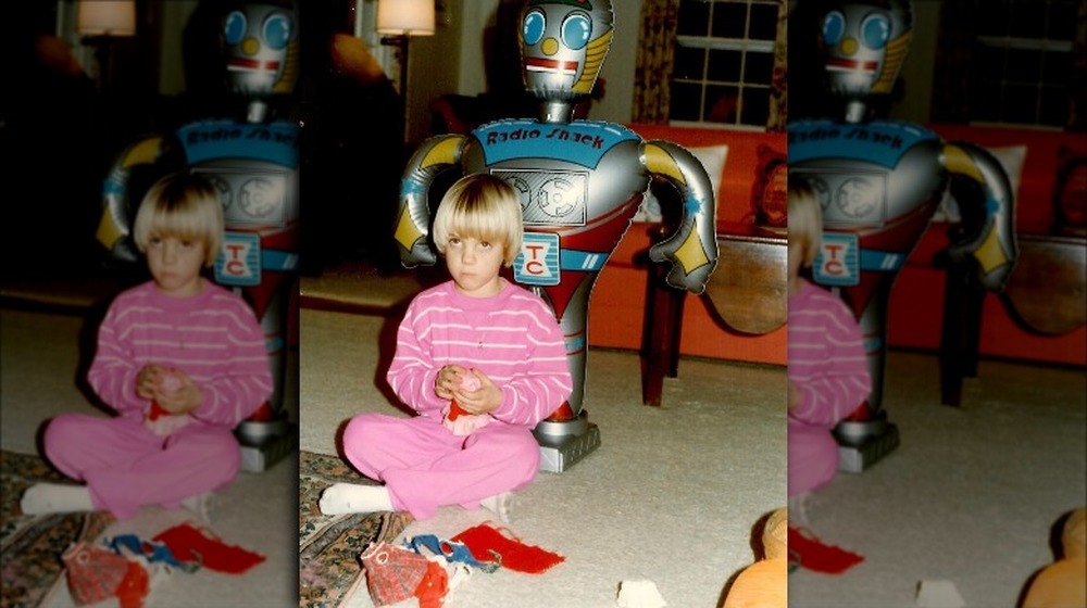 Anna Faris as a kid with a robot