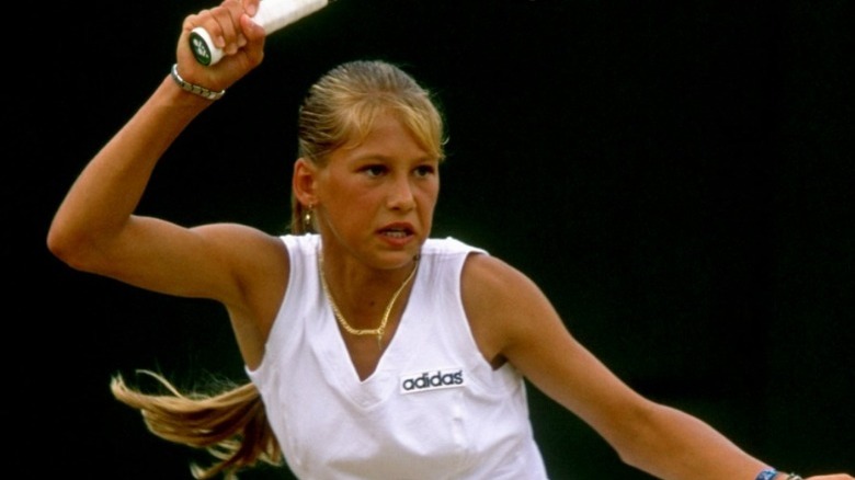 Anna Kournikova with racket 