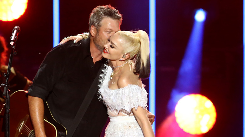 Blake Shelton kissing Gwen Stefani