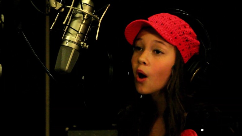 Child Cailee Spaeny singing at a mic