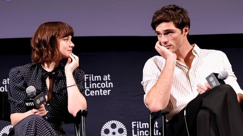 Cailee Spaeny and Jacob Elordi, chins in hand