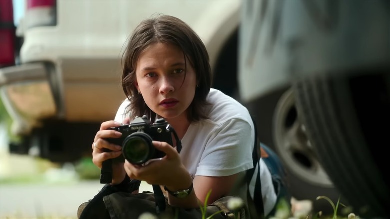 Cailee Spaeny holding camera in Civil War