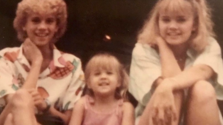 Young Carrie Underwood with sisters