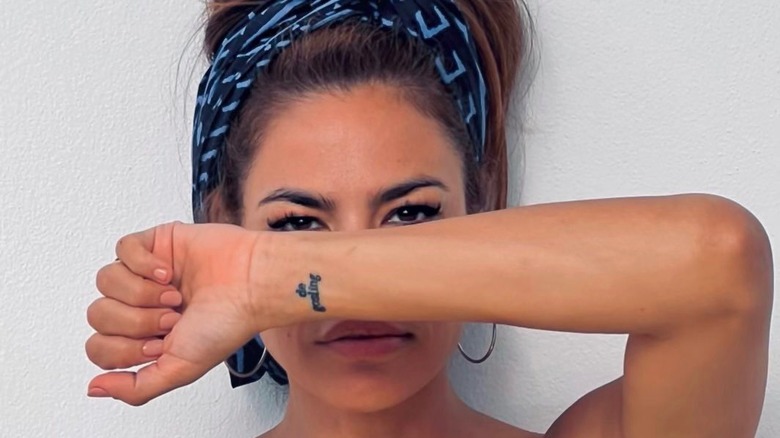 Eva Mendes showing her 'de Gosling' tattoo