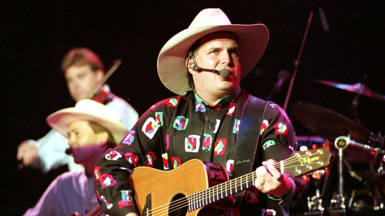 Garth Brooks performing 90s