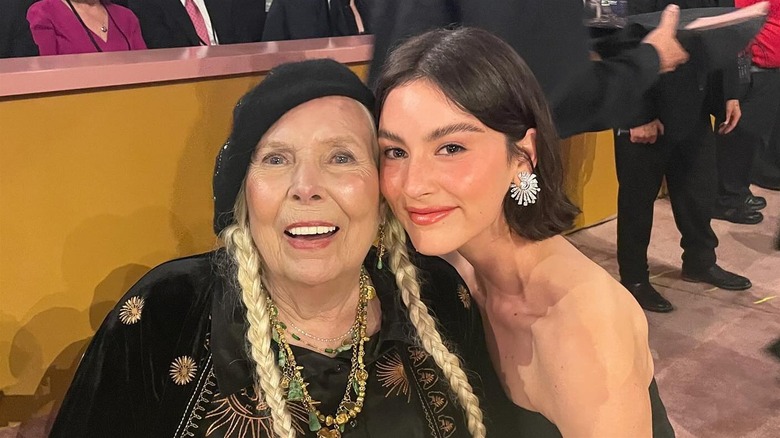 Joni Mitchell and Gracie Abrams posing