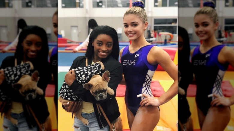 Olivia Dunne posing with Simone Biles