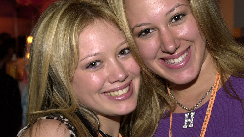 Hilary Duff posing with her sister