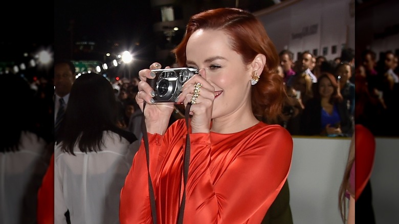 Jena Malone taking a photo