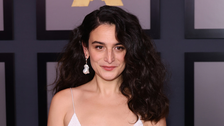 Jenny Slate posing at the 2022 Governors Awards