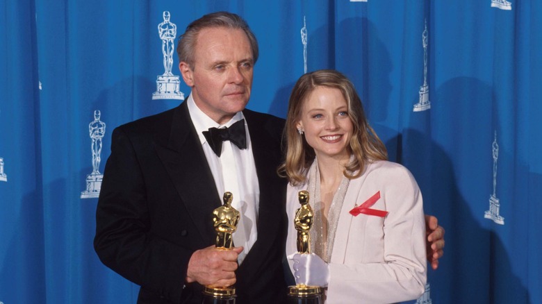 Anthony Hopkins and Jodie Foster posing with their Oscars