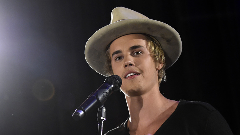 justin beiber wearing hat