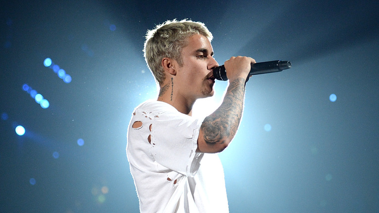 justin bieber performing