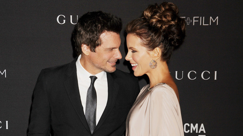 Len Wiseman and Kate Beckinsale smiling at each other