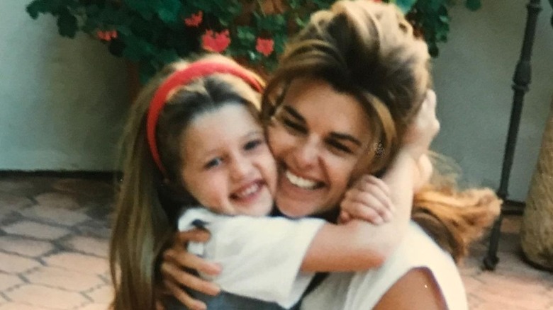 young Katherine Schwarzenegger hugging her mom