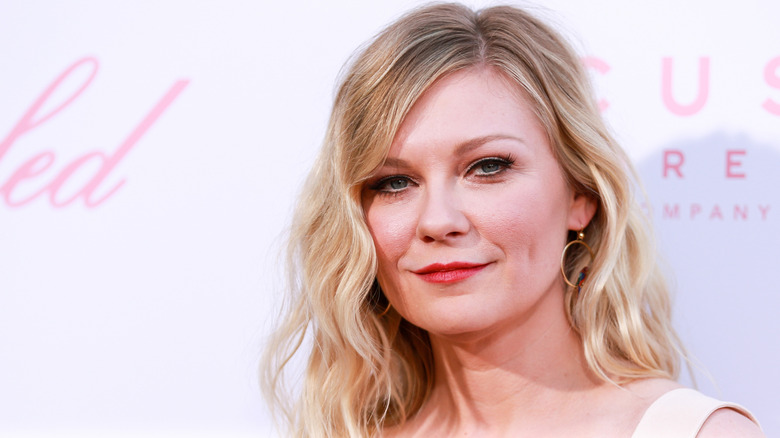 Kirsten Dunst poses on the red carpet