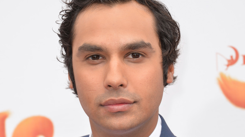 Kunal Nayyar posing at an event