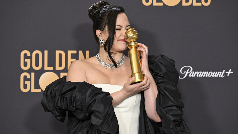 Lily Gladstone rubs nose on Golden Globe