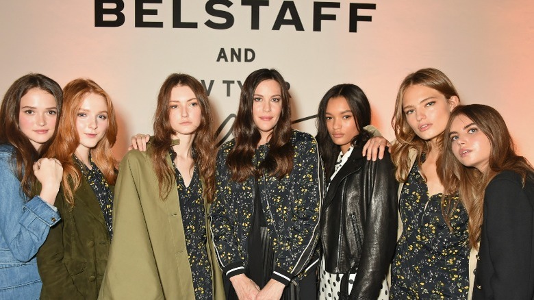 Liv Tyler posing with models