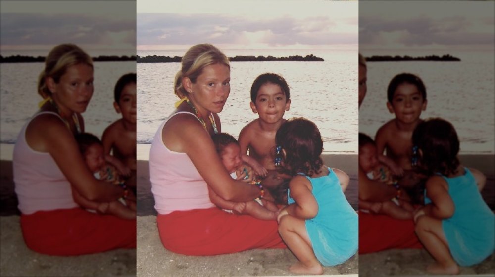 Kelly Ripa with Lola Consuelos and siblings