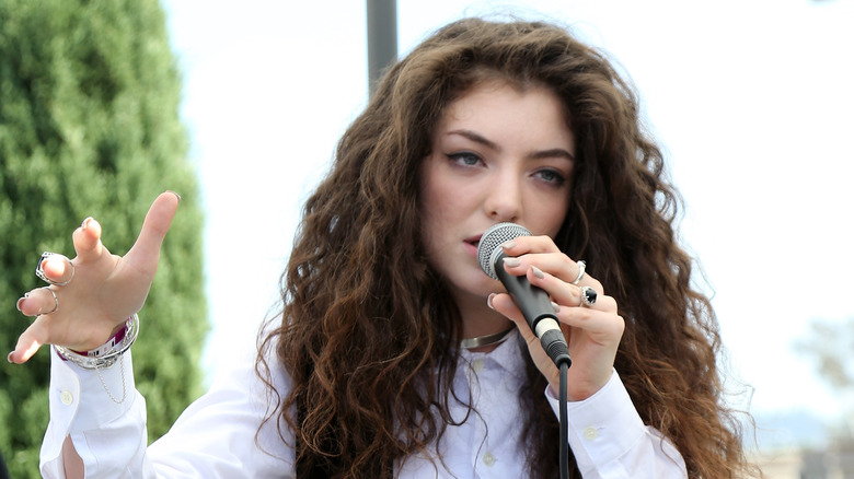 Lorde singing outside