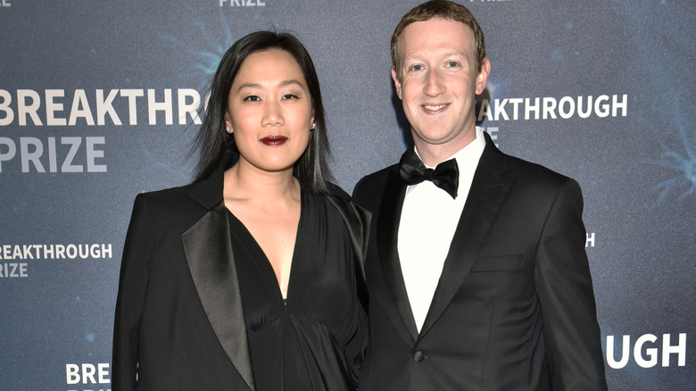 Mark Zuckerberg and Priscilla Chan smiling at the 2020 Breakthrough Prize Red Carpet