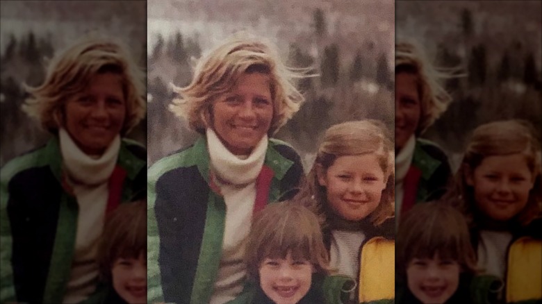 Young Julie Bowen with her mom and sister