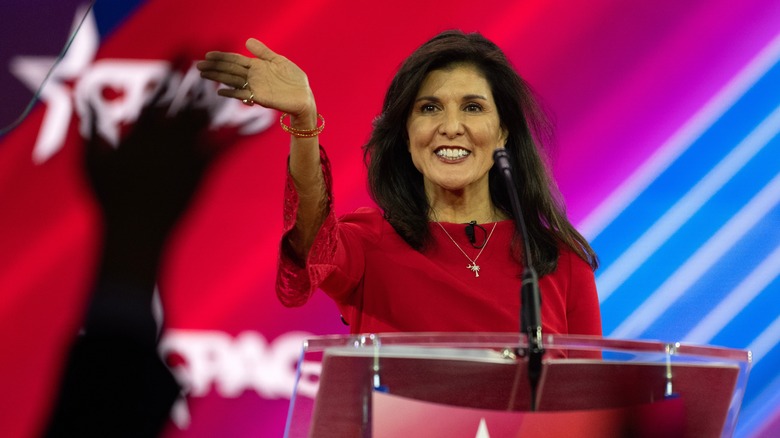 Nikki Haley waving from podium