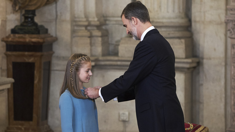 Leonor receiving the collar of the golden fleece from her father