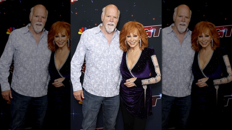 Reba McEntire and Rex Linn embracing