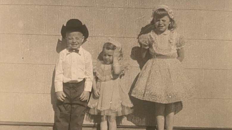 Reba McEntire as a child posing with siblings