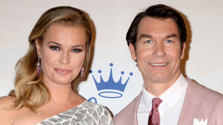 Rebecca Romijn posing with Jerry O'Connell