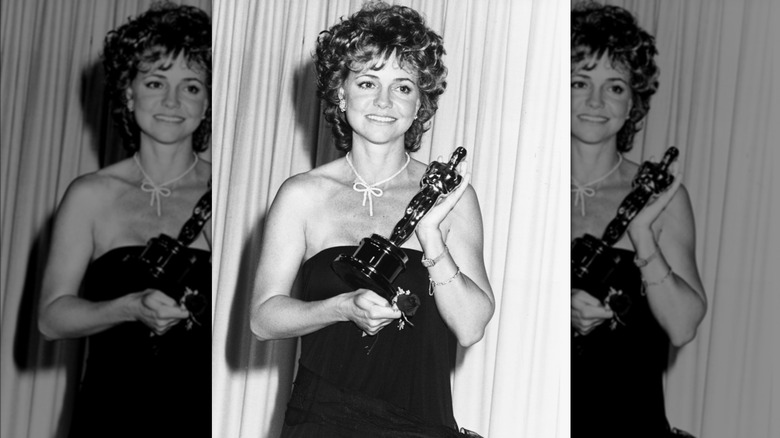 Sally Field holding Oscar in 1985