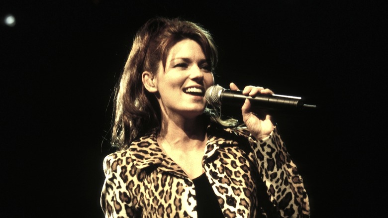 Shania Twain singing in a leopard jacket