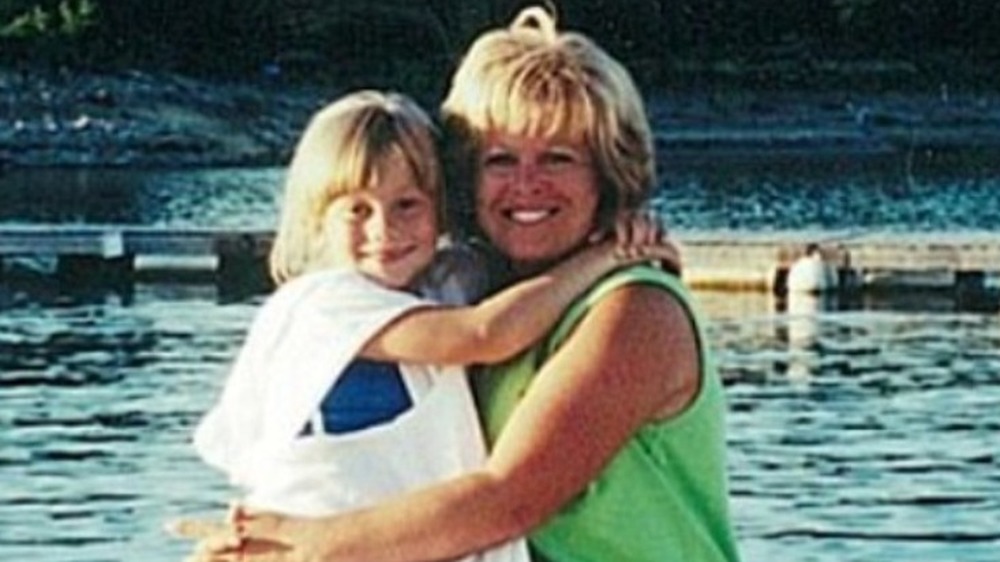 Young Shawn Johnson smiling with mom