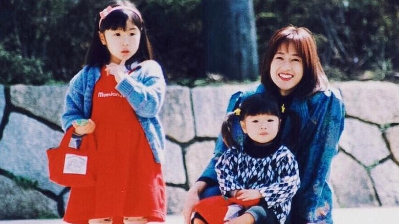 Anna Sawai, Reina Sawai, and their mother smiling