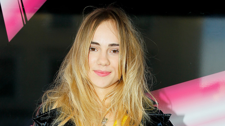 Suki Waterhouse in a yellow shirt