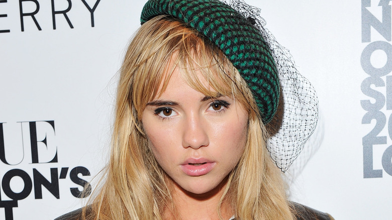 Suki Waterhouse in a green beret