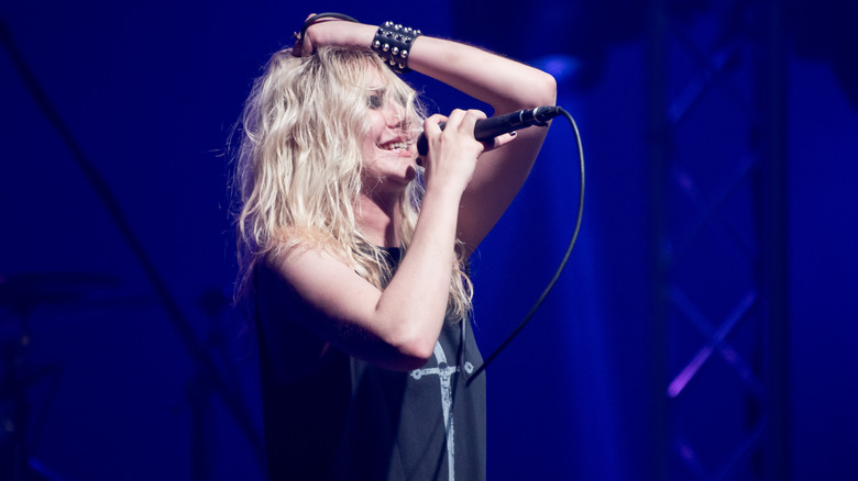 Taylor Momsen singing into a mic 