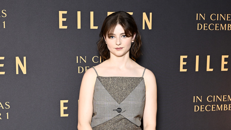 Thomasin McKenzie posing at the "Eileen" premiere