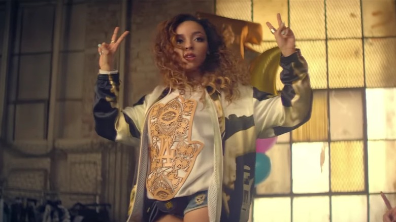 Tinashe holding up 2 fingers in music video