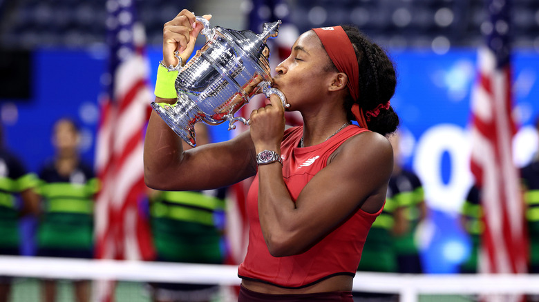 Coco Gauff kissing the US Open cup 