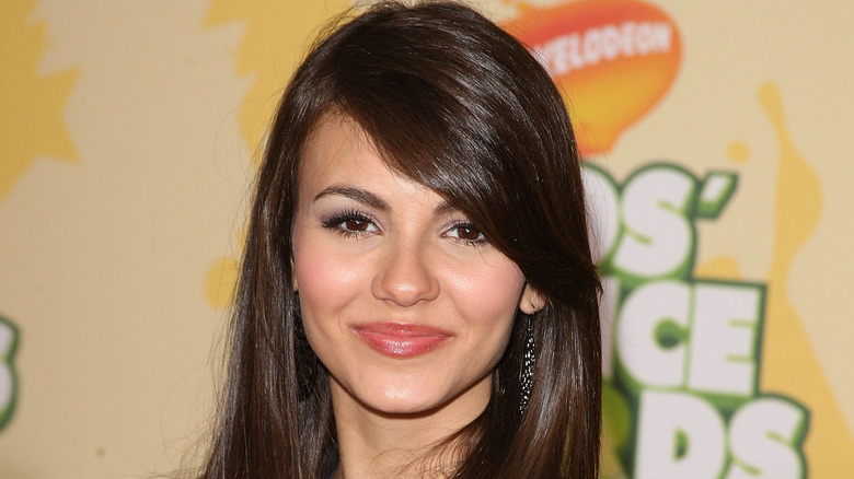 Victoria Justice posing at Nickelodeon event