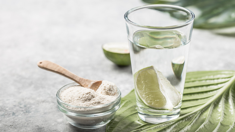 Rice powder and water on a leaf