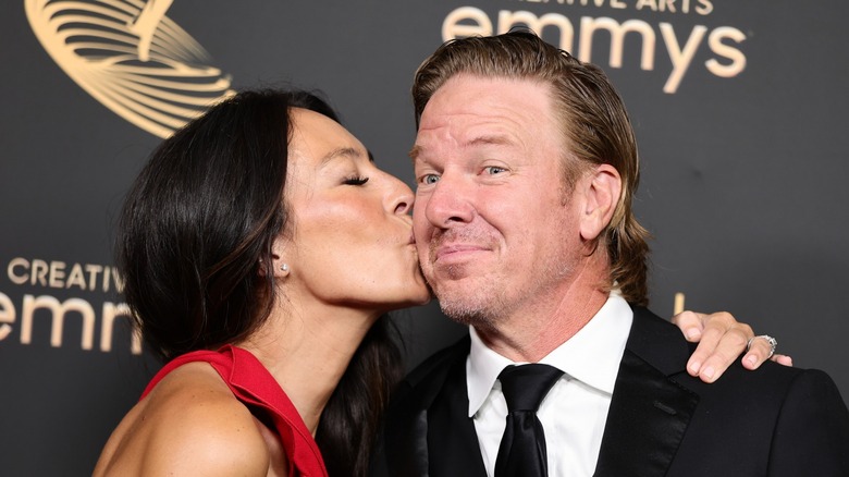 Joanna Gaines kissing Chip Gaines' cheek